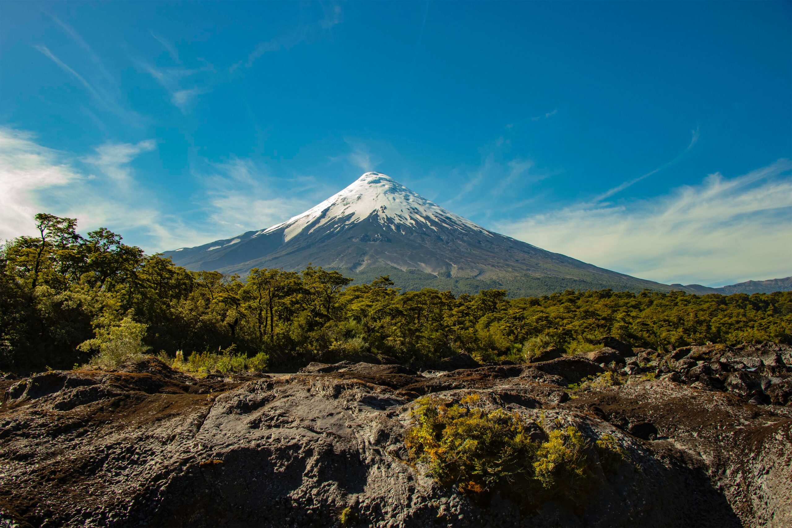 Paisaje del sur de Chile con volcán y lago